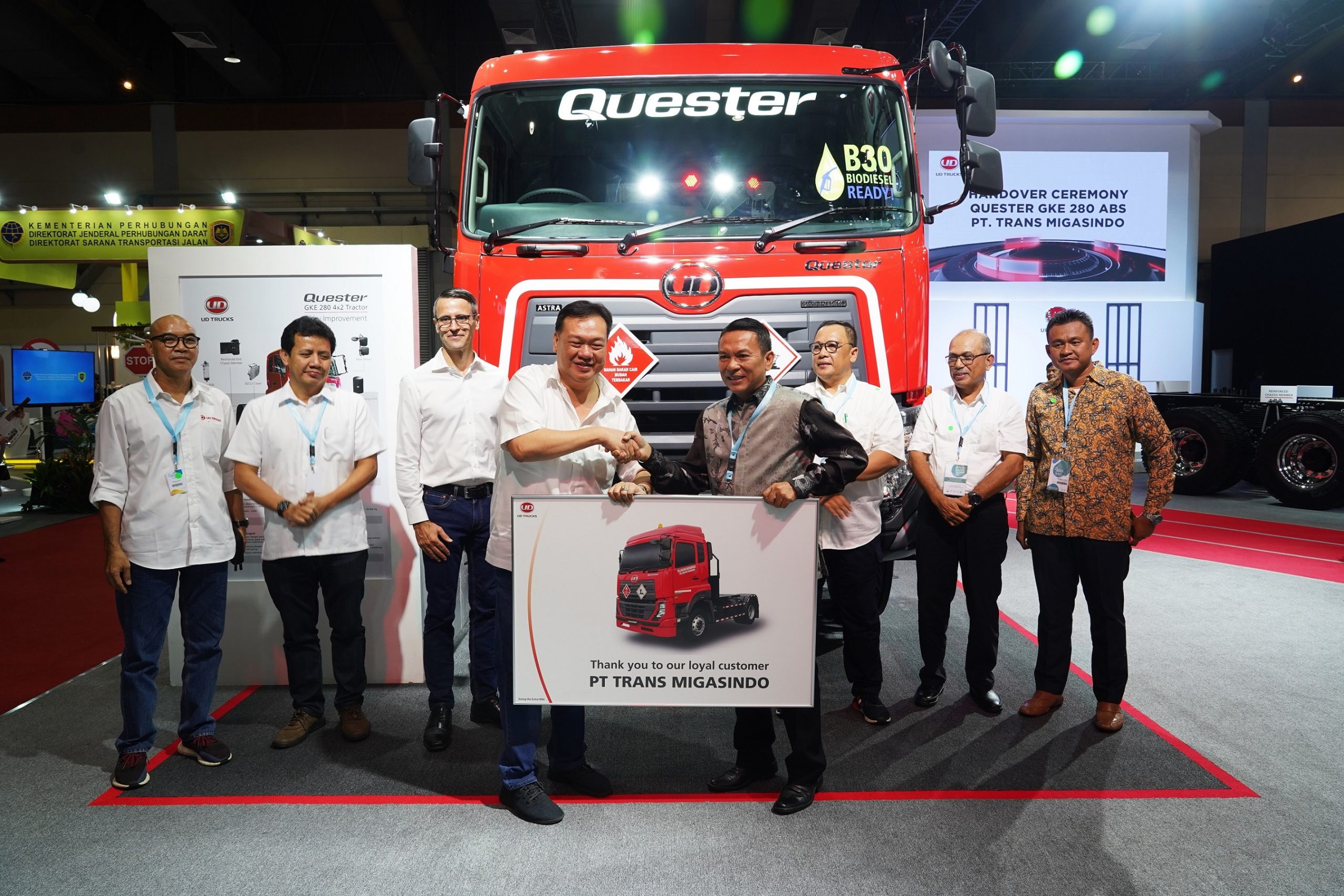 UD Trucks Menyerahkan Quester GKE 280 ABS Kepada PT Trans Migasindo Di Momen GIICOMVEC 2020