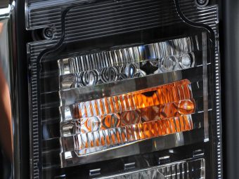 Penggunaan Lampu Hazard yang Salah Kaprah di Indonesia