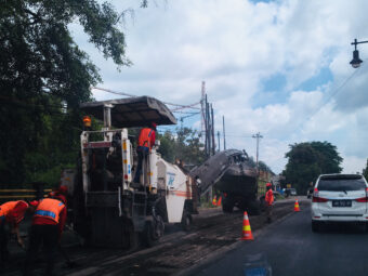 Banyak Jalan Rusak, Jangan Hanya Salahkan Truk