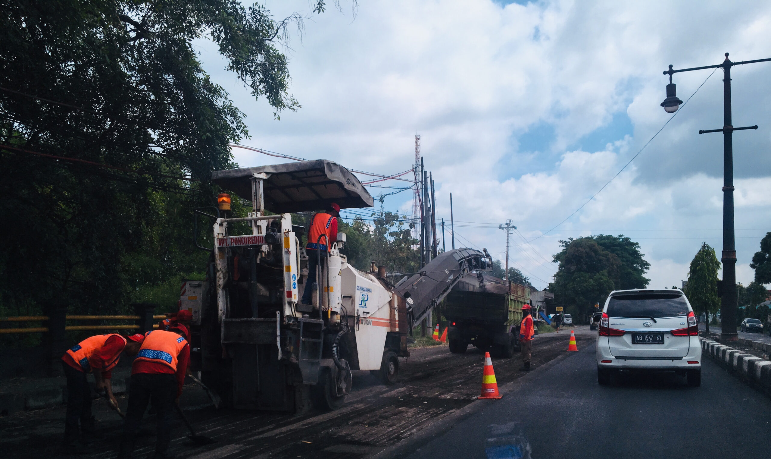 Banyak Jalan Rusak, Jangan Hanya Salahkan Truk